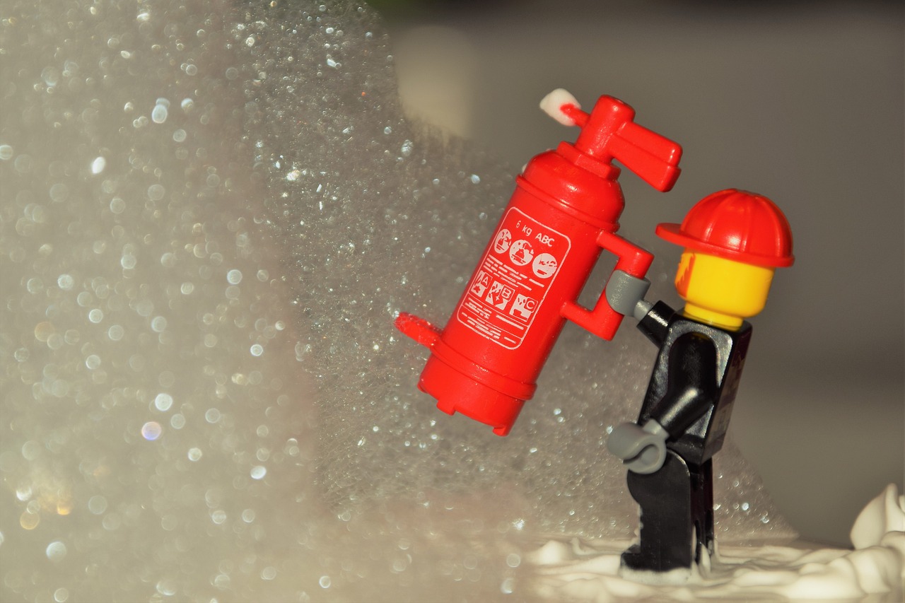 fire-extinguisher-5502070_1280 Image par <a href="https://pixabay.com/fr/users/jennyfriedrichs-435099/?utm_source=link-attribution&utm_medium=referral&utm_campaign=image&utm_content=5502070">Jenny Friedrichs</a> de <a href="https://pixabay.com/fr//?utm_source=link-attribution&utm_medium=referral&utm_campaign=image&utm_content=5502070">Pixabay</a>