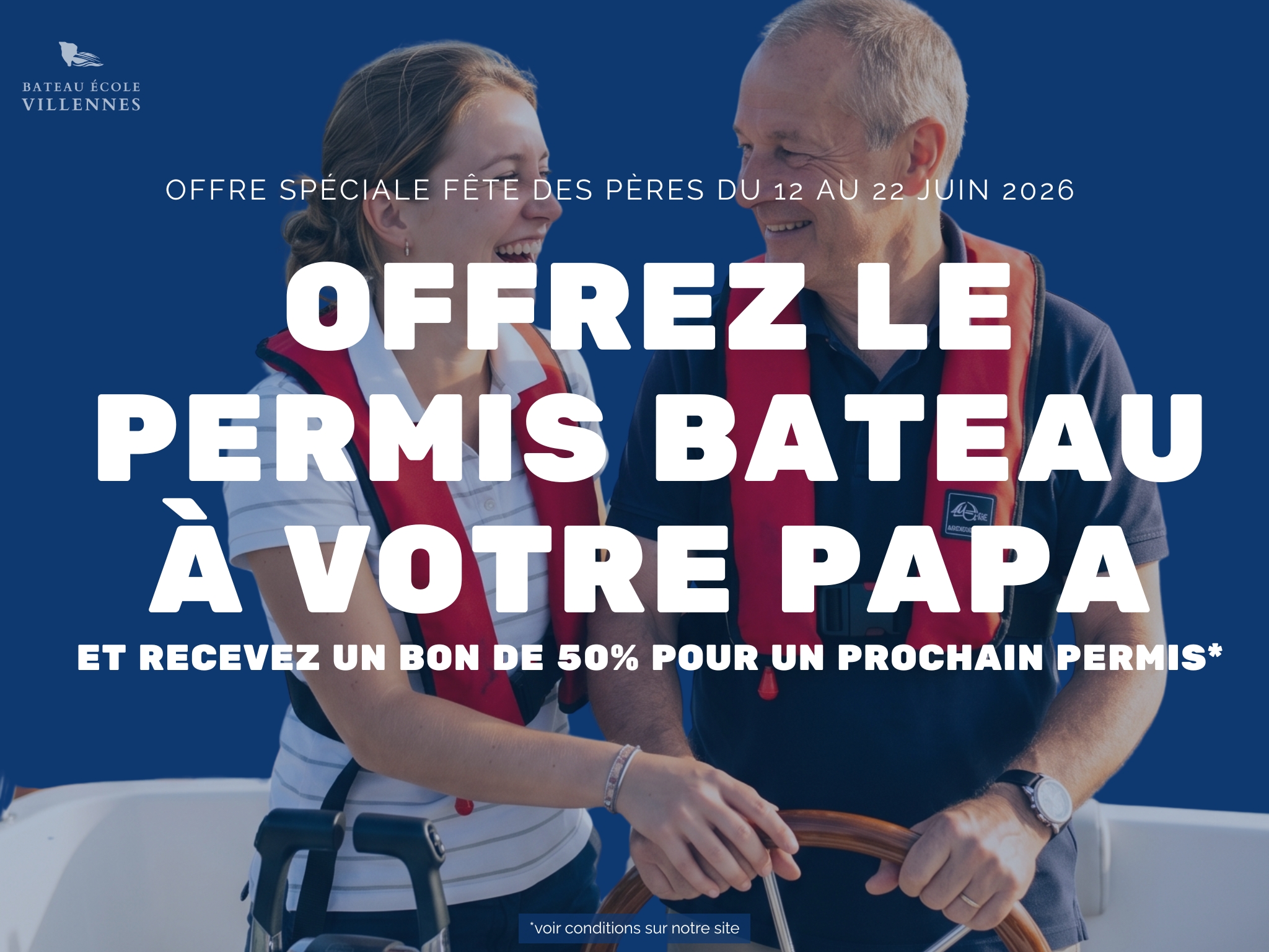 Père et sa fille adulte souriant à la barre d'un bateau école à Villennes-sur-Seine, illustrant l'offre cadeau Fête des Pères pour un permis bateau.